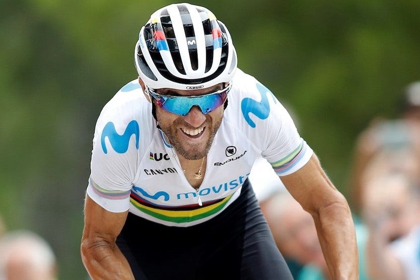 Professioneel wielrenner Alejandro Valverde van het Movistar Team met de WK editie van de ABUS AirBreaker, een van de drie performance helmen van ABUS die geproduceerd worden bij Maxi Studio in Italië.