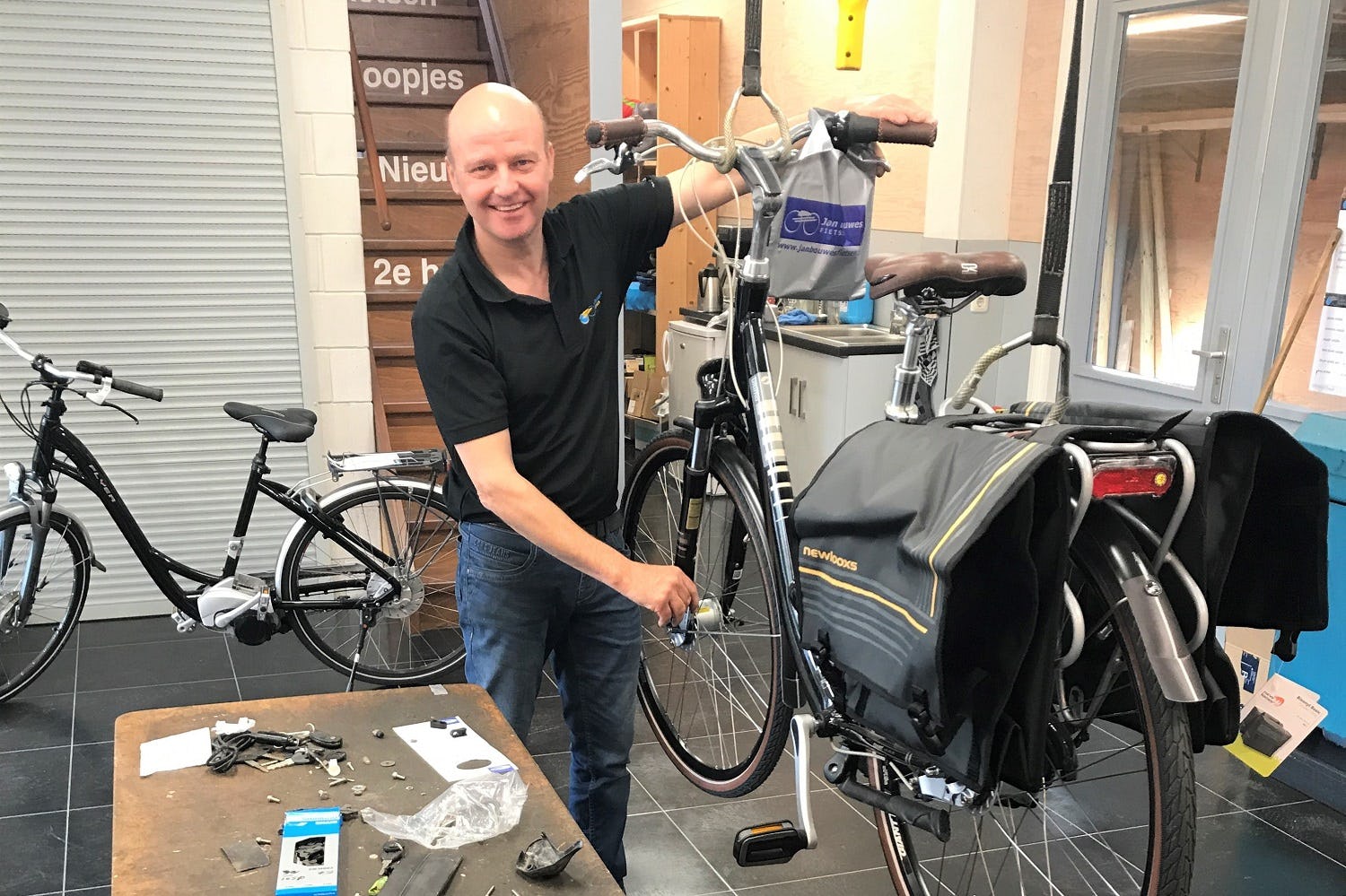 Jan Bouwes vindt het belangrijk om jongeren enthousiast te maken én te houden voor het vak. “Geef je monteurs aandacht, verzorg ze goed, geef ze een fiets en betaal ze goed. En geef ze in zomer twee weken vakantie, dat hebben ze nodig.”