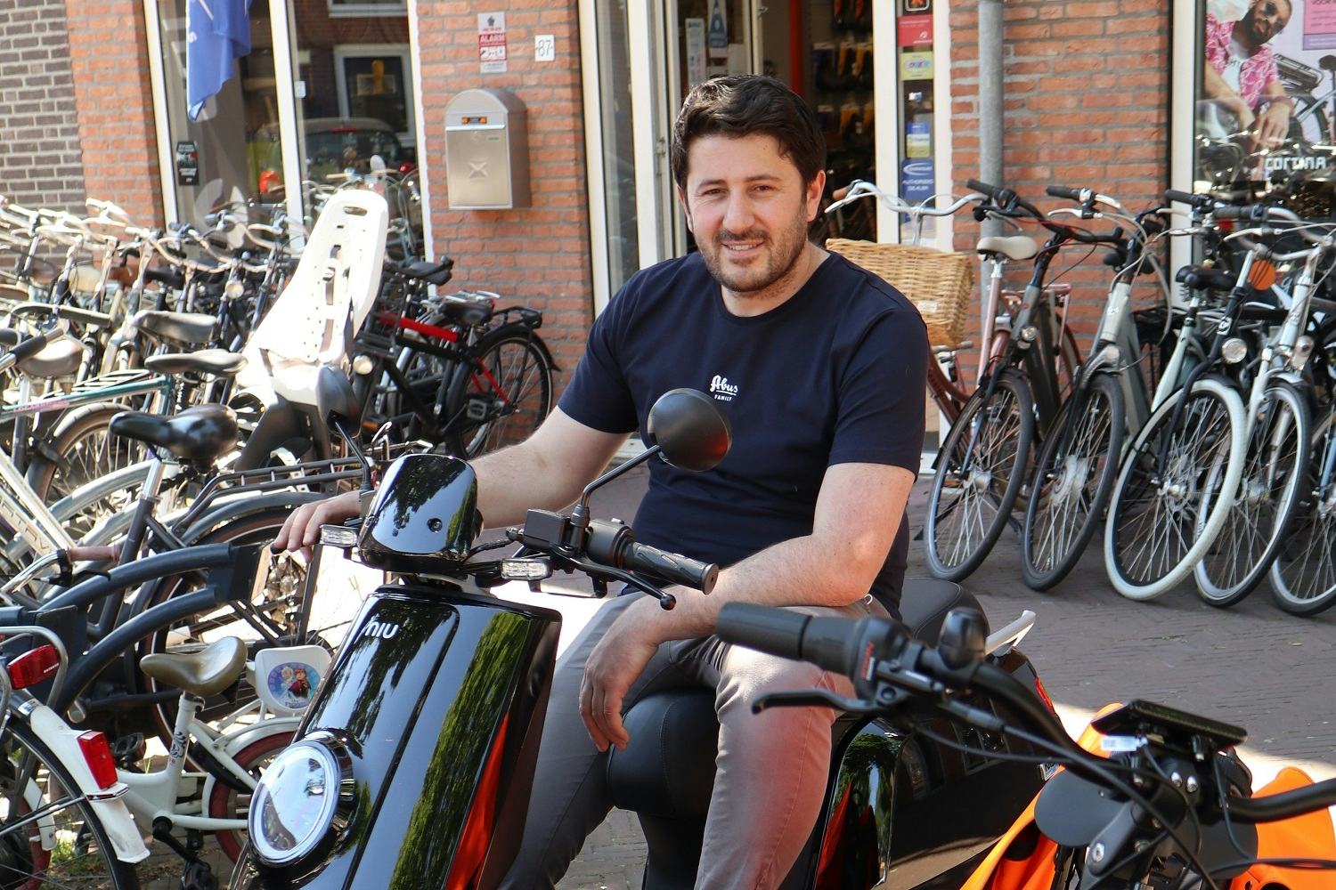 Sinan Canoz van Gijsberts Tweewielers in één van de aan het project deelnemende tweewielerbedrijven: “Voor ons is dit een nuttige uitbreiding op ons aanbod, omdat we zelf geen testvloot hebben.”