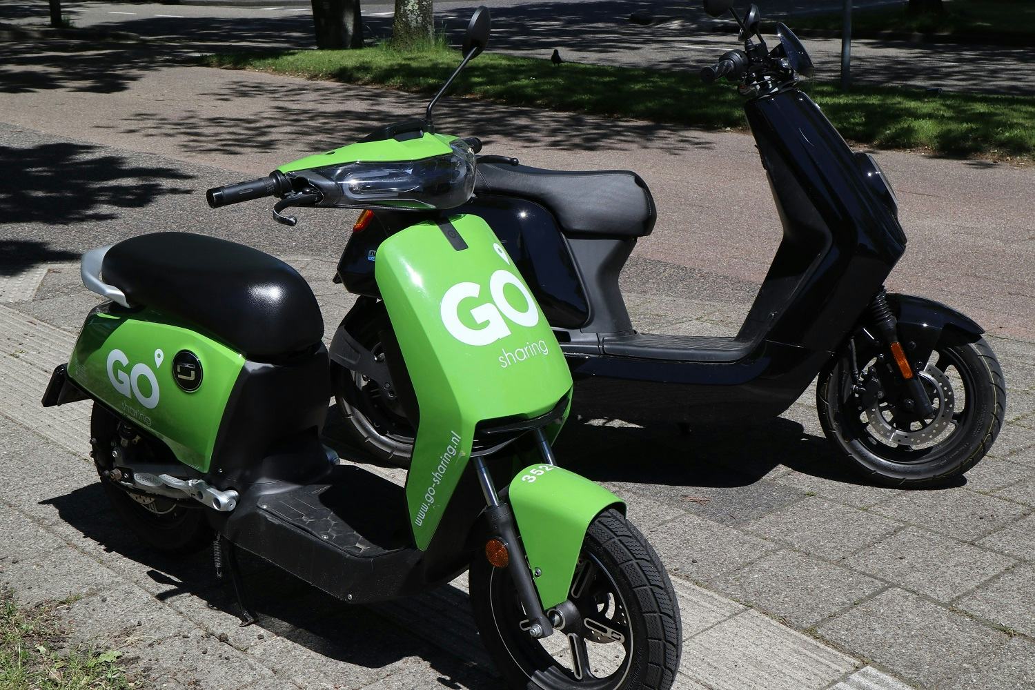 De elektrificatie blijft sterk in opmars: bij de bromfietsen nemen ze 39 procent van de registraties voor hun rekening en bij de snorfietsen een kleine 37 procent. Een groot deel daarvan is deelscooters.