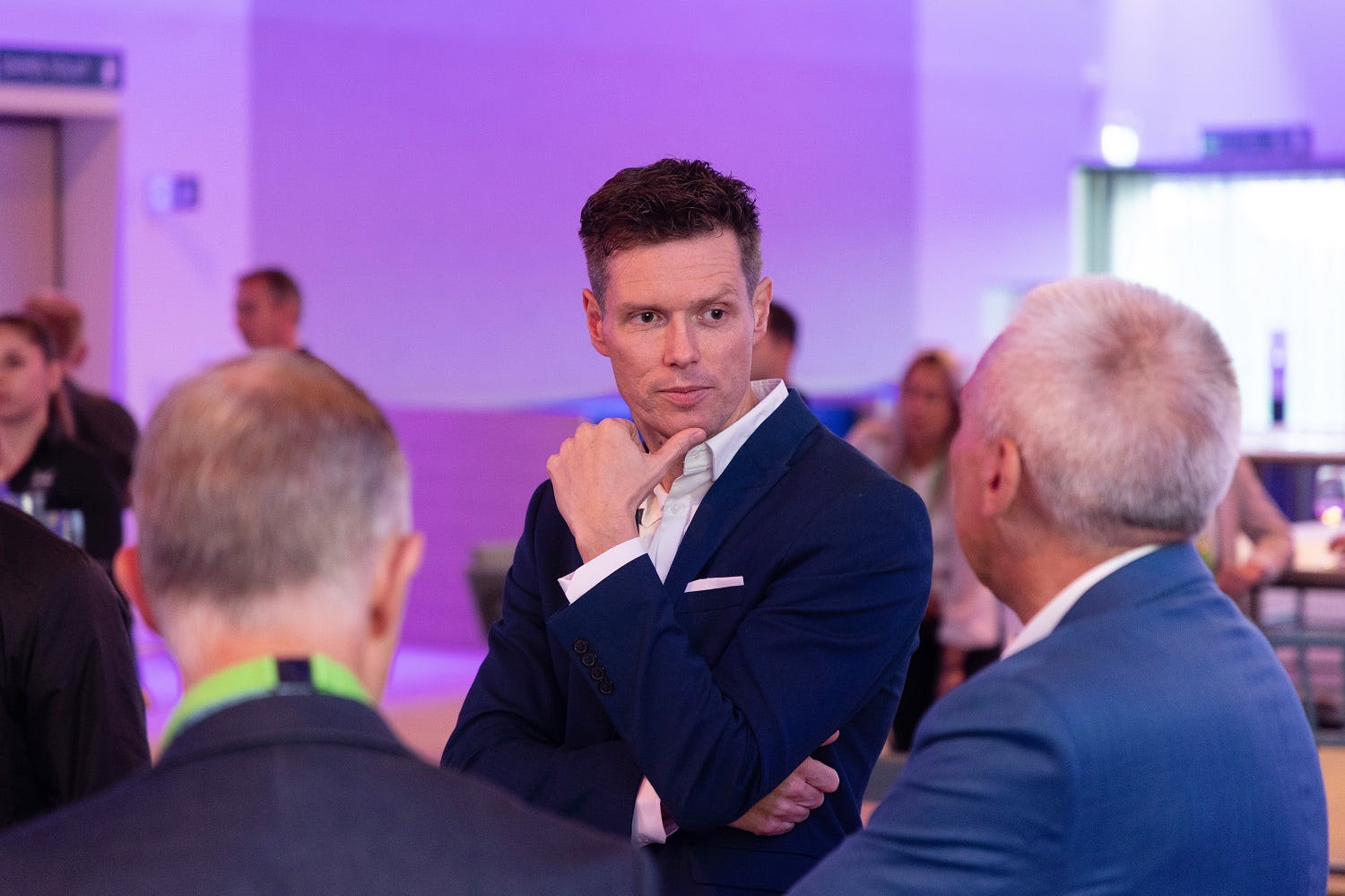 Jeroen Hoogeveen werd in september 2021 op Vélovak uitgeroepen tot Tweewielerwinkel van het Jaar 2021. Hier is hij voorafgaand aan de bekendmaking in gesprek met juryvoorzitter Ferry Smith.