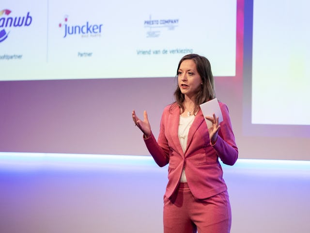 Vaste Tweewieler-presentatrice Sandy Nijhuis praatte de avond professioneel aan elkaar.