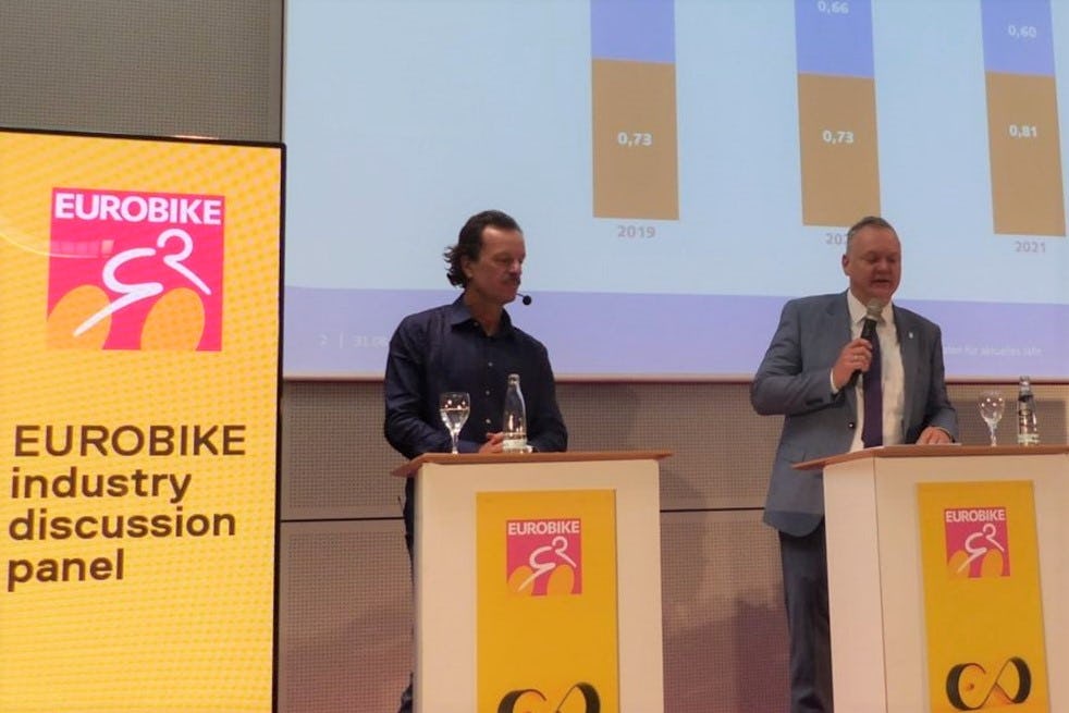 “Een hoge vraag in combinatie met sterk stijgende verzendkosten zal zeker leiden tot een stijging van de eenheidsprijs. Dat is onvermijdelijk", aldus ZIV-directeur Burkhard Stork (rechts). – Foto Fiets Europa