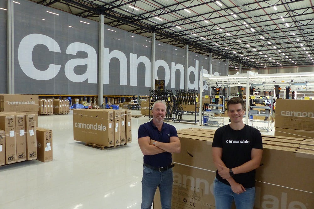 Cycling Sports Group general manager in Europe Eugene Fierkens (l.) en Rik Kienhuis, Operations Director Europe tonen de nieuwe fabriek in Almelo.