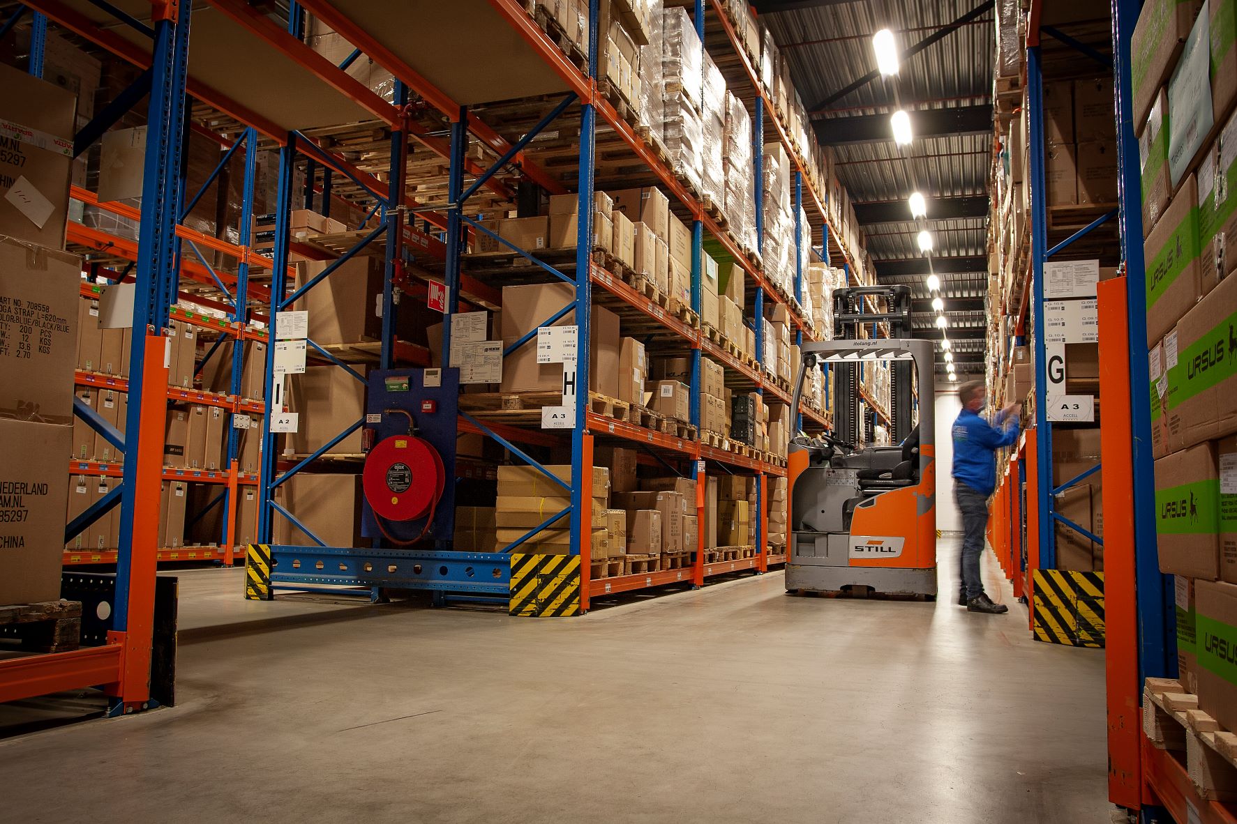 Bij topdrukte zijn er in totaal wel 75 mensen in het magazijn werkzaam.