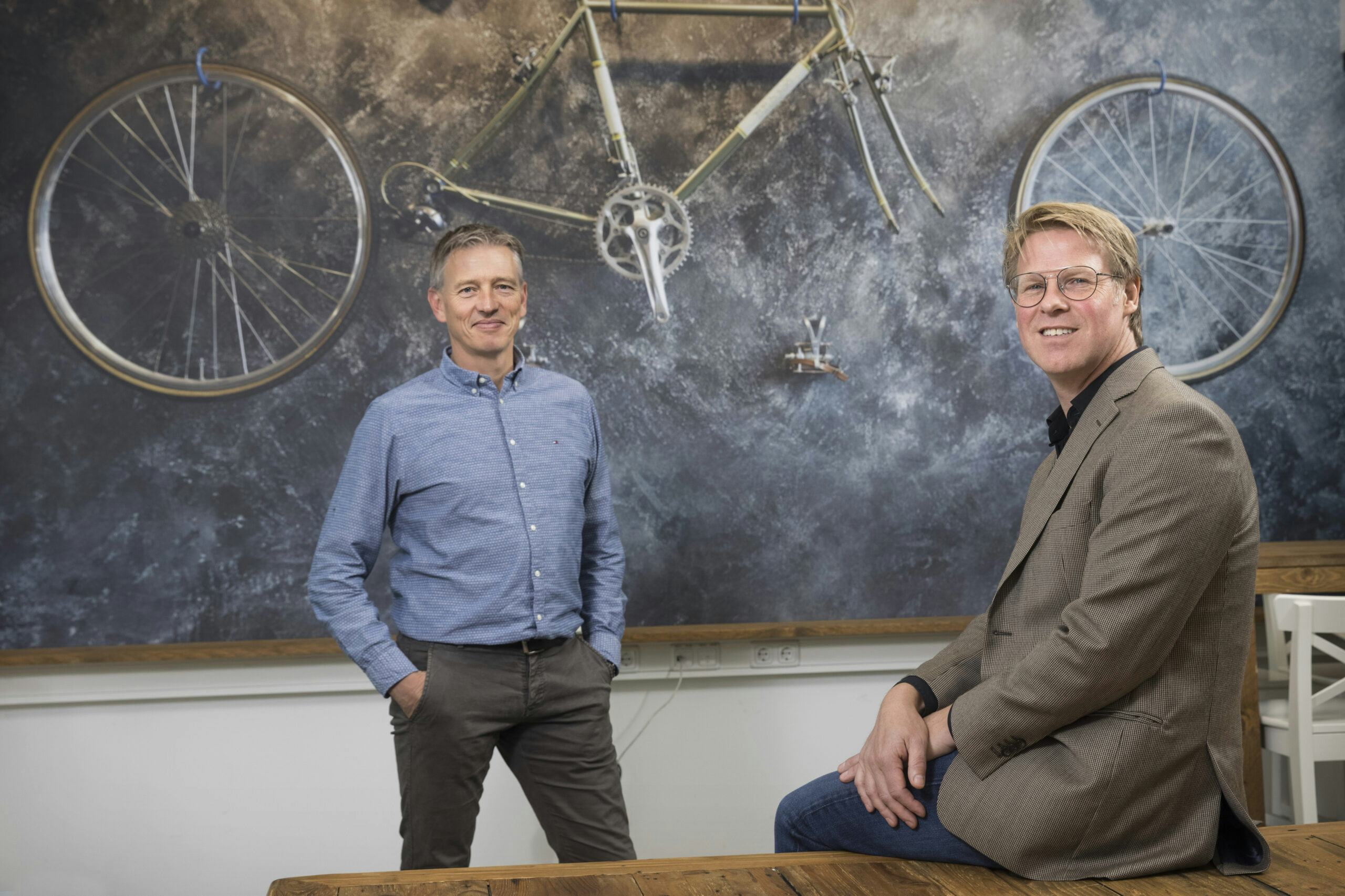 Jeroen Schrijver (links) en Lennart van
Aggele over toename in fietsleasing.