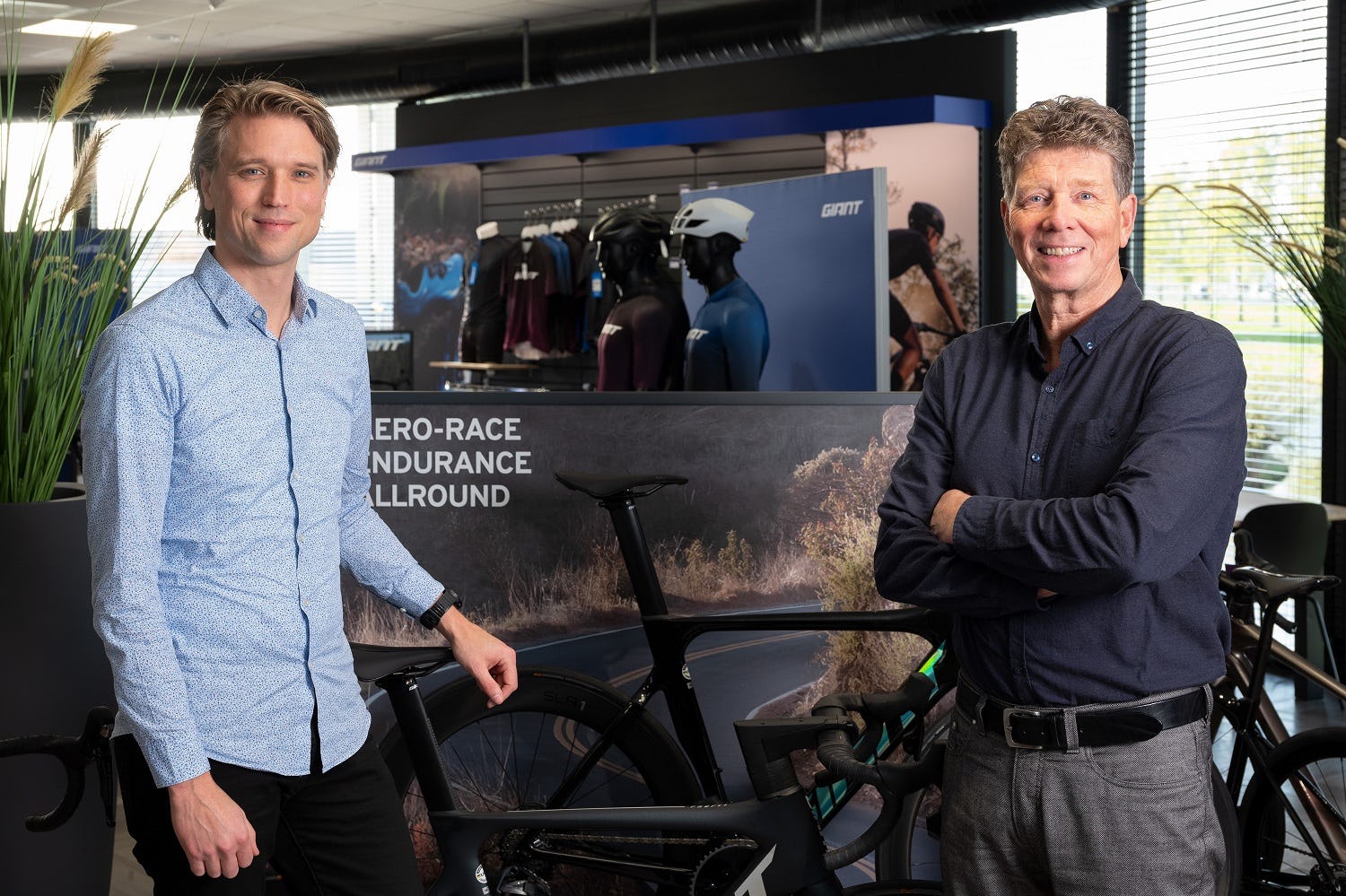 Ernst Klaarmond-Nuus (links) volgt Willem Buitenhuis op als general manager van Giant Benelux. De nieuwe directeur benadrukt dat met zijn aanstelling het roer niet plots om gaat.