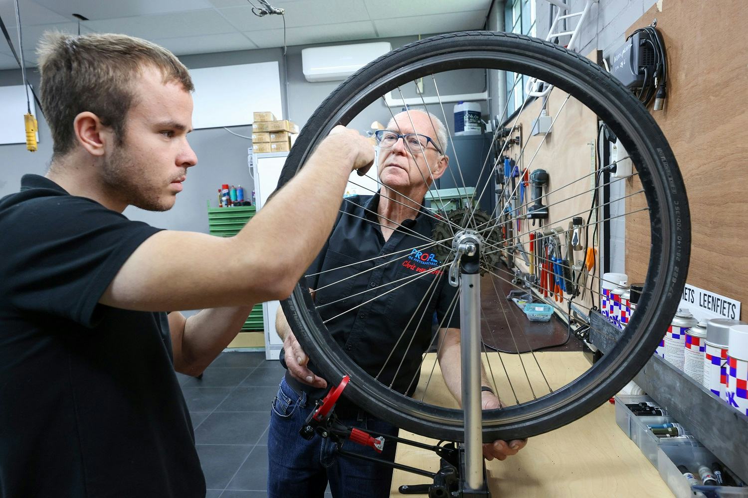 Roel moet bij de werkzaamheden alles op het gevoel doen. Chris van Uitert: “Je kunt bij hem echt spreken over een ‘fingerspitzengefühl’.” Foto's Bert Jansen Fotopersburo
