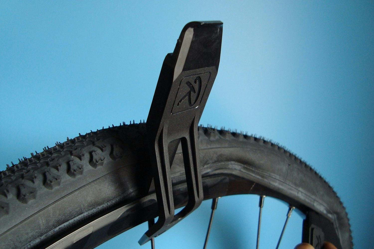 De bandenlichterset van Rotae-tech is feitelijk een multitool. Je kunt er ook een ventielkern mee (de)monteren en remzuigers mee in de startpositie zetten.