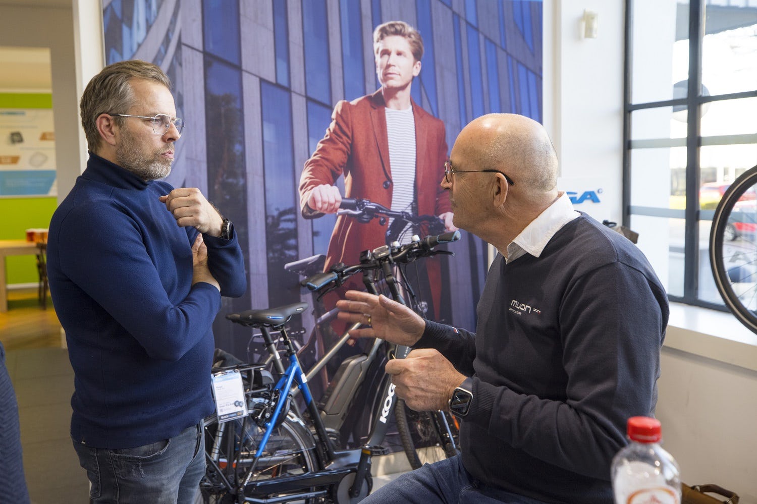 Johan Rietsema (links) en Jan de Jong gaan tijdens Tweewieler Café in gesprek over het bouwen van een merk.