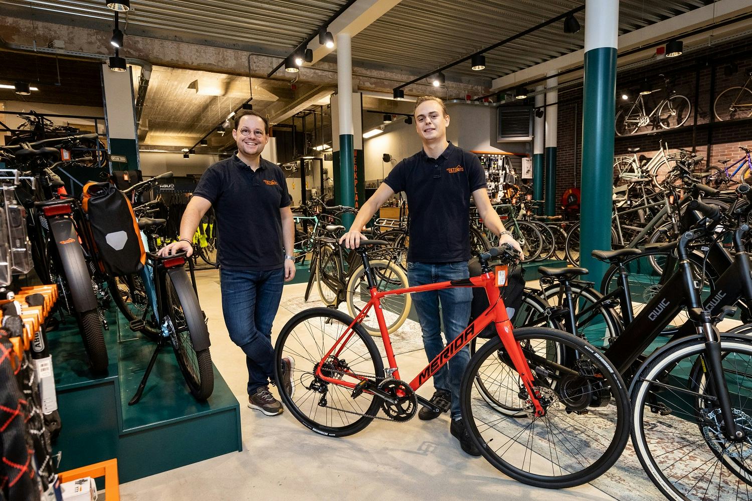 Philip Wallage en Silvan Overtoom (rechts) in hun winkel in Amstelveen. (foto Diederik van der Laan)