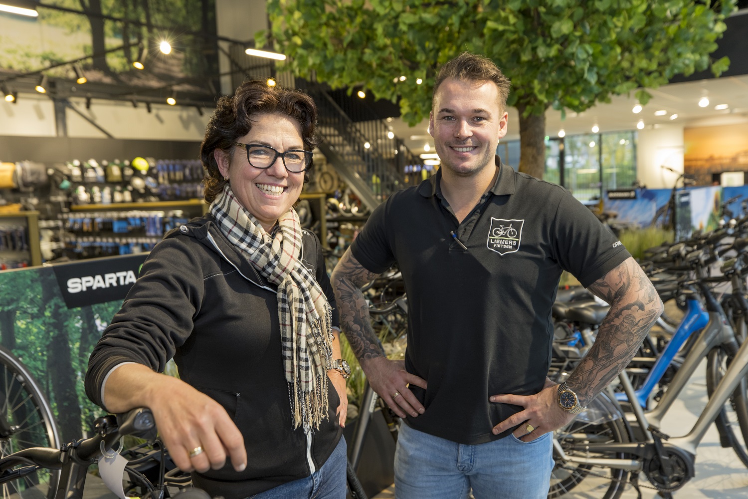 Michiel de Warle en zijn vrouw Ilse zijn sterk verbonden met de Liemers en hebben daar een Unique Selling Point van gemaakt. De ondernemers komen zelf ook uit de streek, staan met hun voeten in de Liemerse klei en kennen de klantenkring. (Foto’s: Koos Groenewold)