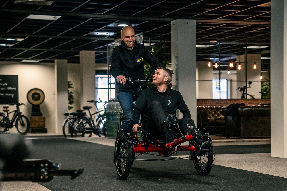 Bart Daems (links) heeft zijn winkel en indoor testcentrum na 28 jaar verkocht aan Bike Republic, de fietsenwinkelketen van Colruyt Group.