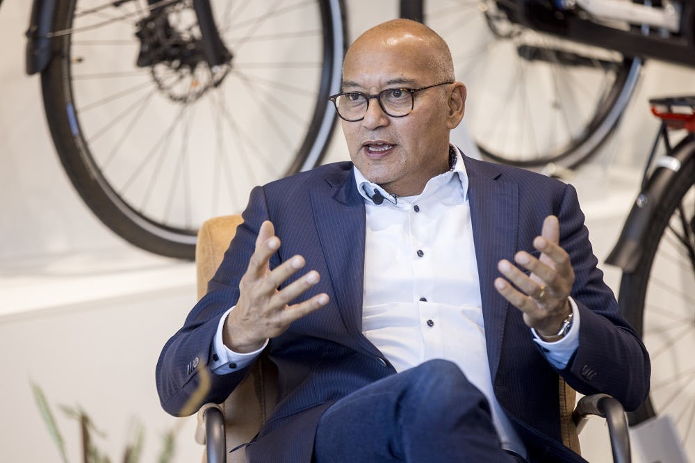 Duurzaamheidsspecialist Harry Filon ziet dat er bij tweewielerbedrijven nog een wereld te winnen is wanneer het gaat om duurzaamheid. “Bedenk dat je met duurzaamheid ook geld kunt besparen en je concurrentiepositie kunt verbeteren.” (foto Koos Groenewold)