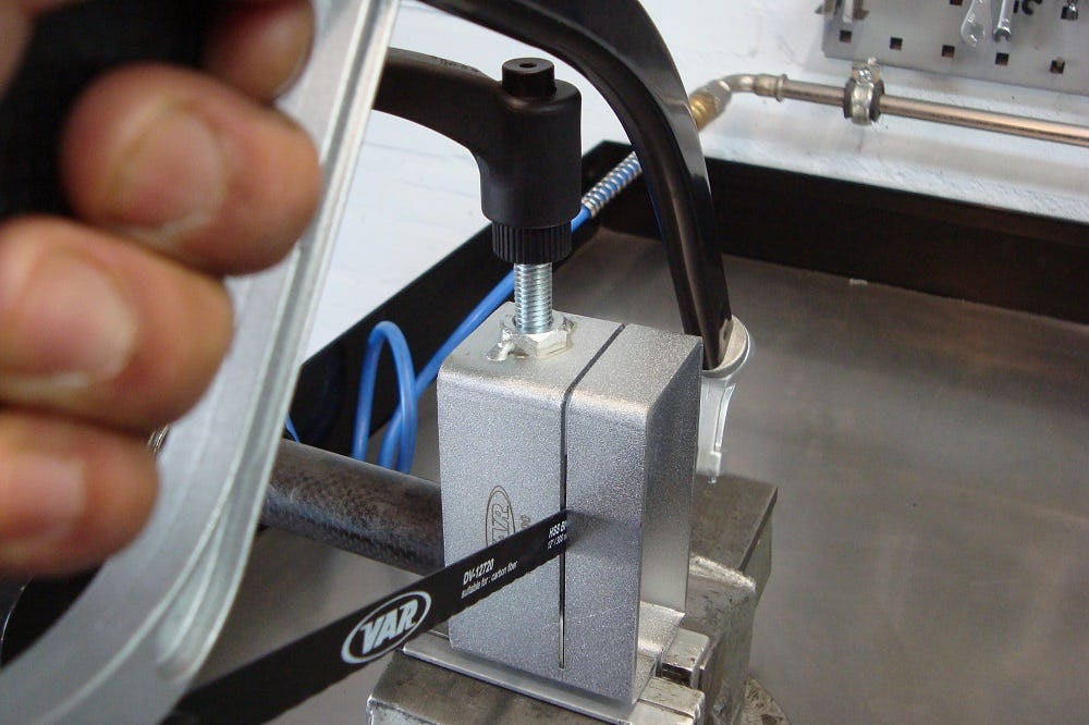 Het VAR-zaagblad voor carbon past in elke standaard zaaggeleiding. Bij het gebruik van een wolfraam-carbide zaagblad, moet je op zoek naar een zaaghulp met een bredere zaaggeleiding.