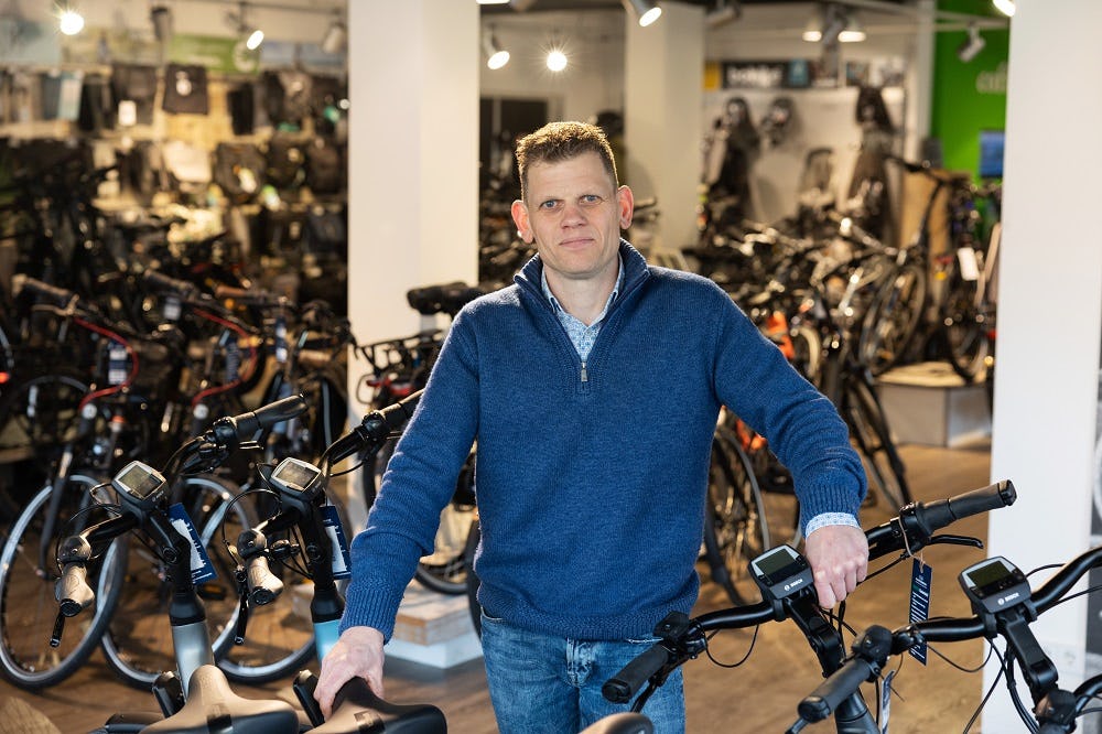 Risicodeskundige Bart van de Broek van Nationale-Nederlanden stelt dat de PGS37-richtlijn het gros van de fietsenwinkels geen duidelijkheid zal geven over hoe je accu’s moet opslaan. “De nieuwe richtlijn heeft betrekking op een opslag boven de 333 kilogram. Dat zijn grofweg 150 accu’s. Daar komen de meeste tweewielerzaken helemaal niet aan.”