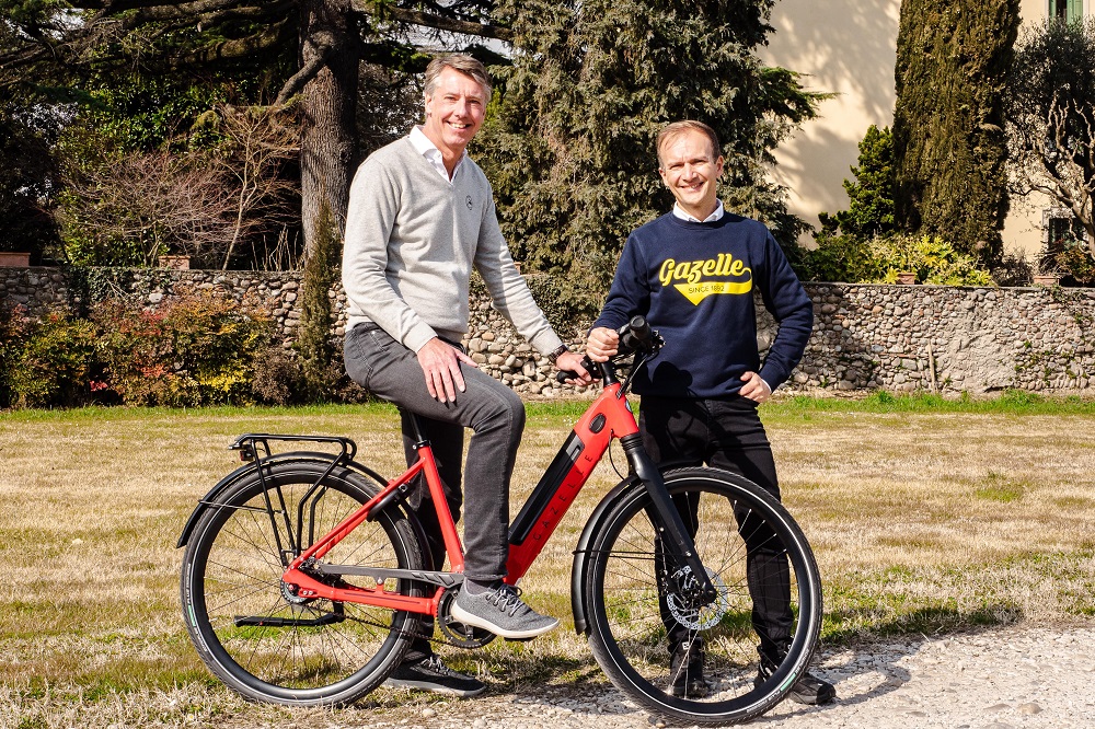 Paul Vreeburg (links) en de Italiaanse countrymanager Raffaele Crippa : “Met onze kennis en ervaring in eigen land en exportgebieden als Duitsland, België en Denemarken zijn we van meet af aan onderdeel van de Italiaanse fietsrevolutie.”