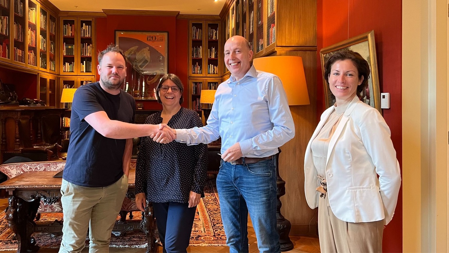 Mark Vriend (links) feliciteert Robert Schut en zijn vrouw Francina (midden) met de overdracht.