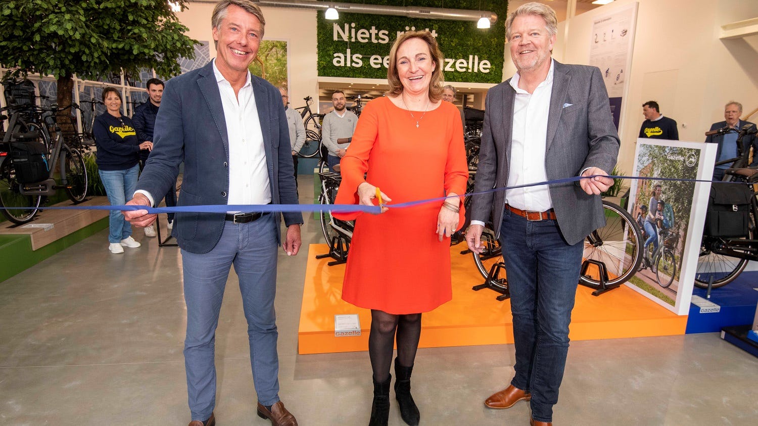 Directeur Paul Vreeburg (links) opent samen met Commercieel Directeur Wouter Jager en Els Devlies (Schepen Lokale Economie Rumst) het nieuwe testcenter. 