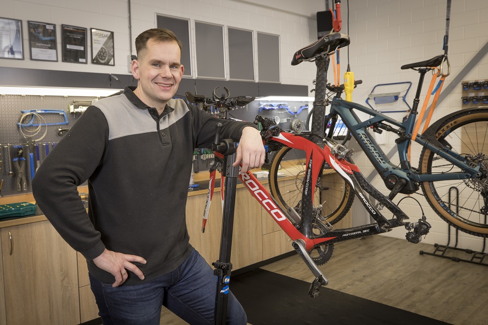Zelfstandig monteur Maurice Vriezema leerde voor zichzelf op te komen. (foto's Koos Groenewold)