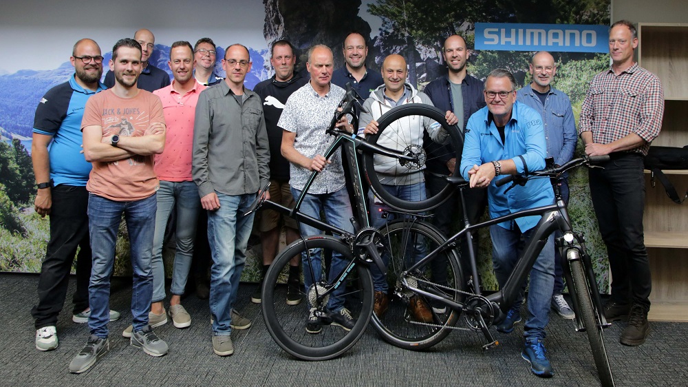 De groep MBO-docenten die een bezoek bracht aan Shimano om hun kennis bij te laten spijkeren.