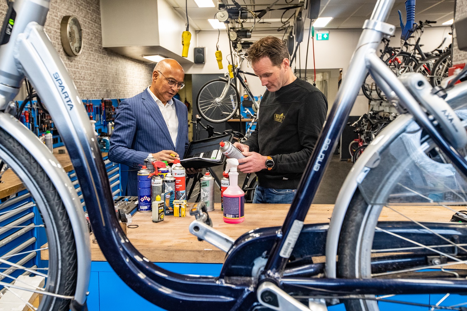 In de werkplaats kijkt Harry Filon (links) met Wilco Wolterink of er gewerkt wordt met veilige en milieuvriendelijke producten. (Foto's: Ronald Hissink)