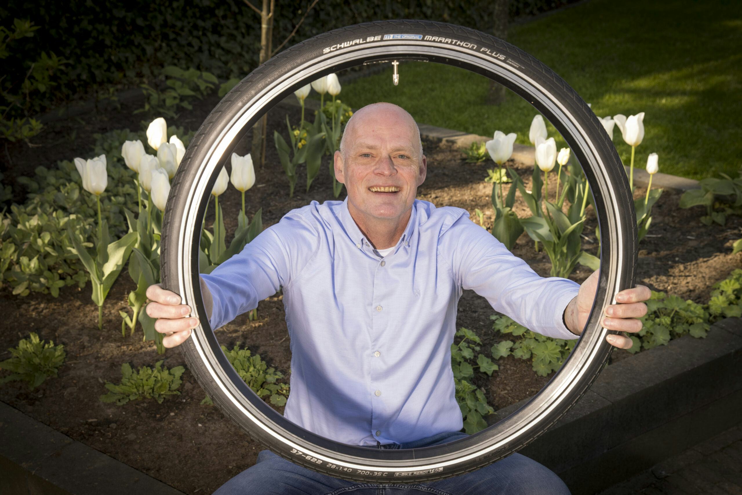 Remco Bruinsma met op de achtergrond de Schwalbe-tulp. Op een benefietavond voor een goed doel heeft Schwalbe een exclusieve tulp op naam laten zetten. De donatie hiervan is volledig ten goede gekomen aan de stichting Adamas Inloophuis.