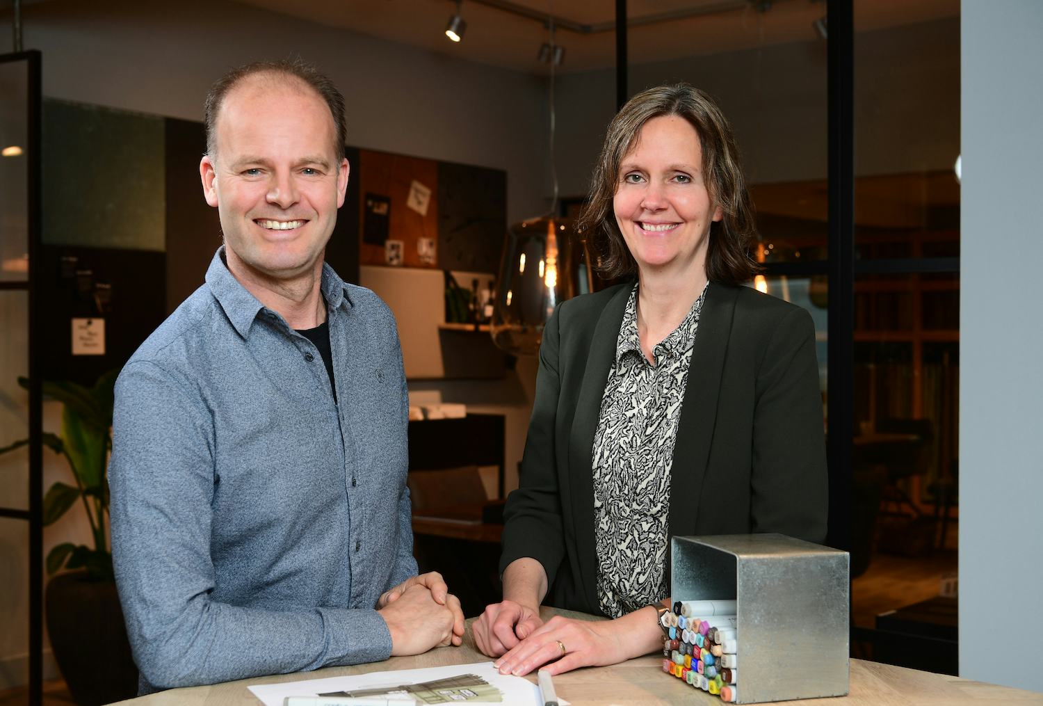 Na de goede ervaringen in de coronaperiode besloten eigenaren John en Esther Brugmans van Van Zoggel Wonen om meer naar de mensen thuis te blijven gaan. “Dat werkt fijner. Door de reiscollectie hebben we een voorkeuze gemaakt, is het voor klanten beter te overzien en beslissen ze makkelijker.”