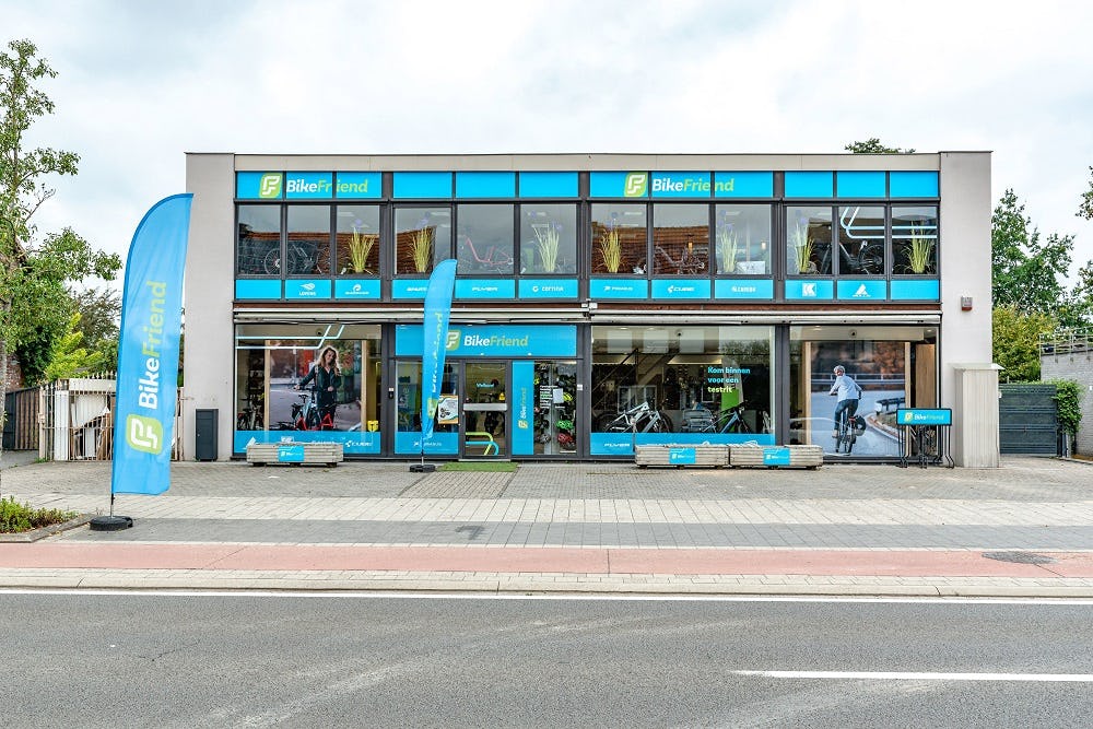 In Leuven en Gent zijn de winkels de afgelopen weken aangekleed in de BikeFriend-huisstijl, de kleuren groen en blauw. De officiële opening van Leuven is gepland op 4 oktober. In Gent wordt het lint op 18 oktober doorgeknipt.