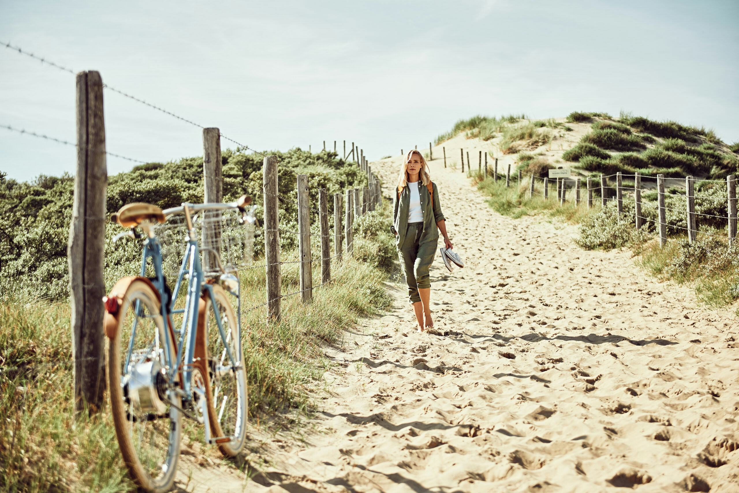 Jennifer Hoffman met Roetz door de duinen