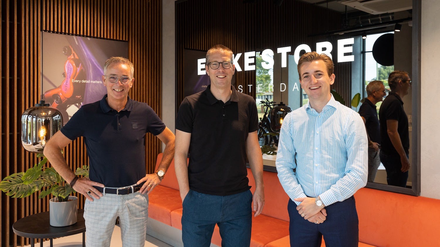 Leon, Mike en Lorenzo vertegenwoordigen drie generaties. Mike: “Ook in tijden van drukte scheelt het dat we met z’n drieën het overzicht kunnen houden. Als je constant druk bent, heb je nooit lucht om vooruit te kijken, laat staan dat je plannen kan maken. Wij zijn gelukkig alle drie positief en vooruitdenkend ingesteld. Als iets niet goed gaat, kijken we hoe we het anders in kunnen vullen.”