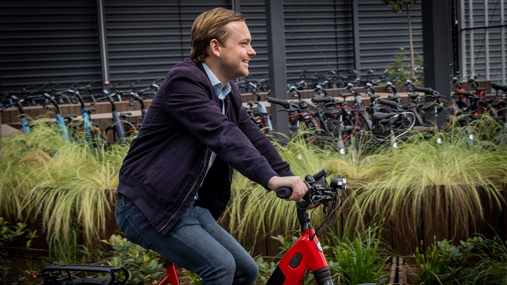 De onbelaste reiskostenvergoeding bedraagt al jaren 19 cent per kilometer. Door de gestegen brandstofprijzen en daarmee oplopende reiskosten wordt deze waarschijnlijk verhoogd.
