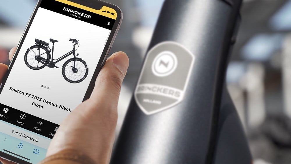 Even de telefoon bij het balhoofdlogo houden en de ‘app’ start op. Brinckers rekent geen meerkosten voor de technologie, het zit in de prijs van de e-bike verdisconteerd.