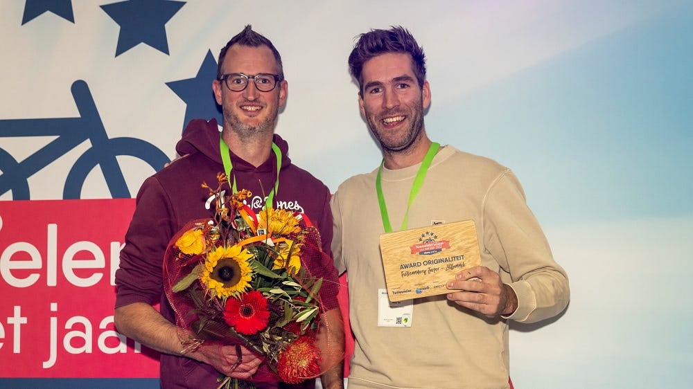 Jasper Bax (rechts) en zijn collega Jeroen Aardewijn met de award voor de meest originele winkel binnen de verkiezing.