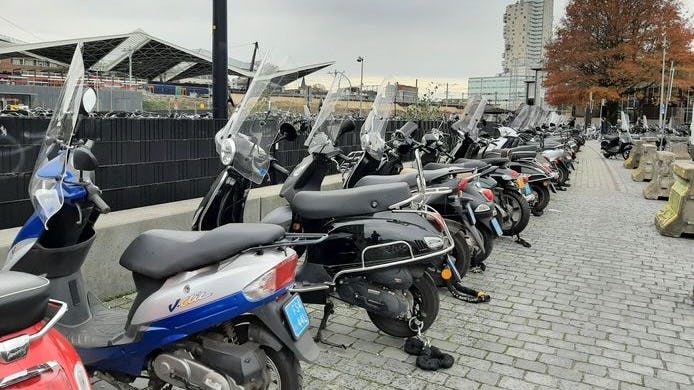 Tilburg geeft 600 euro voor vervuilende bromfiets