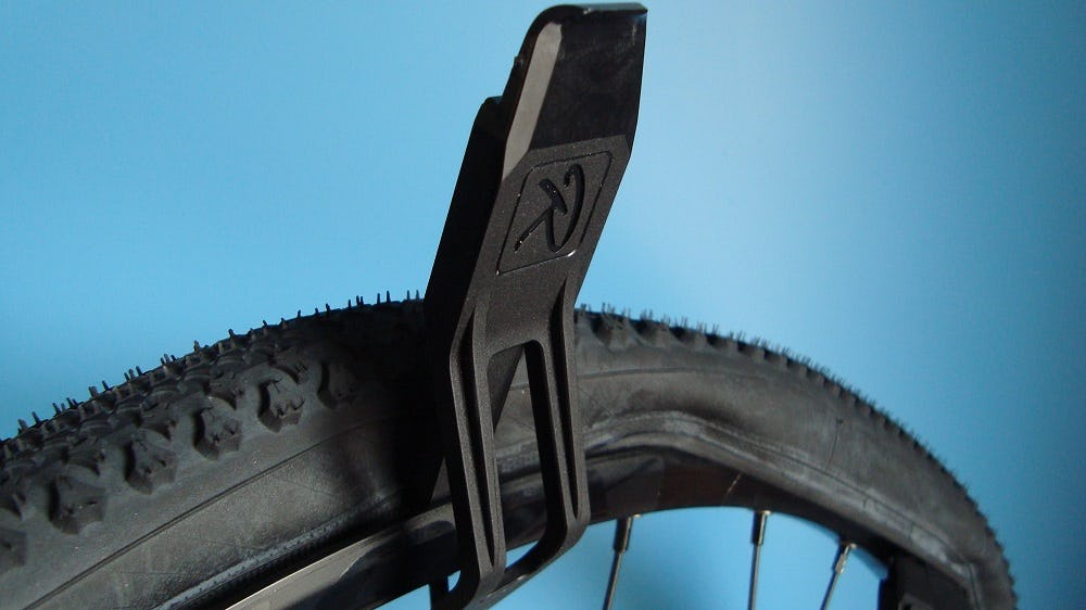 Hoe handig is deze bandenlichterset van Rotae-tech. Feitelijk is het een multitool. Je kunt er ook een ventielkern mee (de)monteren en remzuigers in de startpositie zetten.