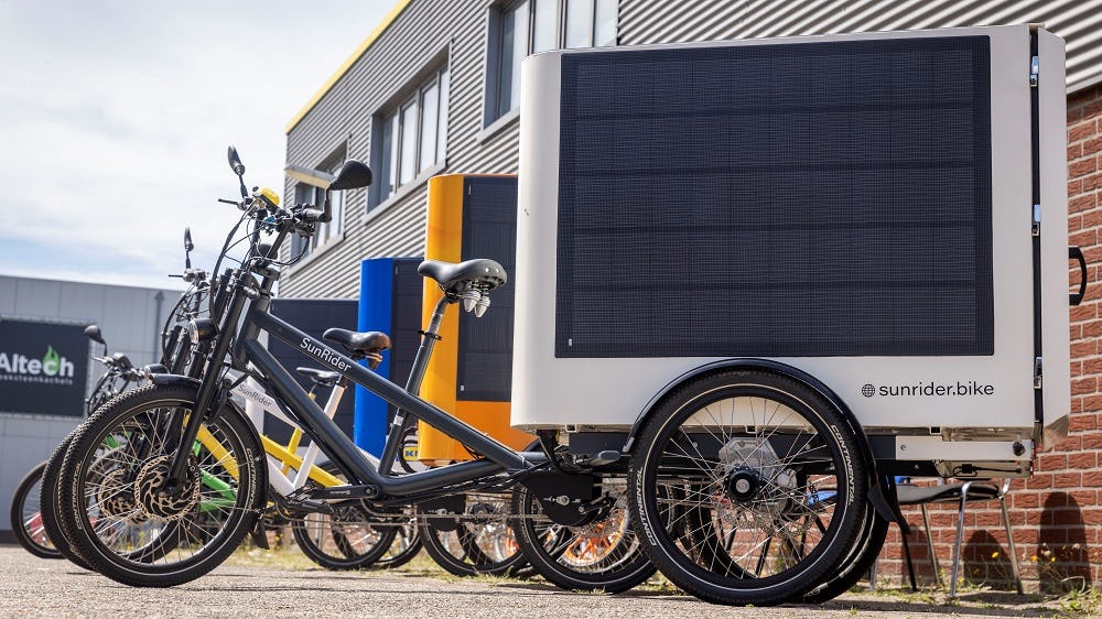 De SunRider weegt 120 kg schoon aan de haak, aan cargo is er maximaal 350 kg mee te nemen. De zijkanten en de bovenzijde van de aluminium bak zijn voorzien van zonnepanelen die zonlicht omzetten in stroom.