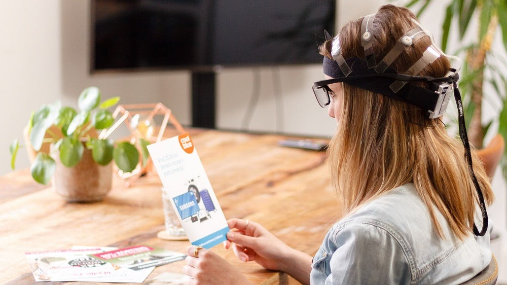 Afgaande op de neuromarketeers is de inzet van folders een no-brainer, door de bewezen toenaderingsrespons in combinatie met de beklijvende boodschap. Hoe eerder de folder in de kanaalmix wordt ingezet, hoe groter de effectiviteit. Niet verrassend trekt de bovenste folder uit een pakket de meeste aandacht.