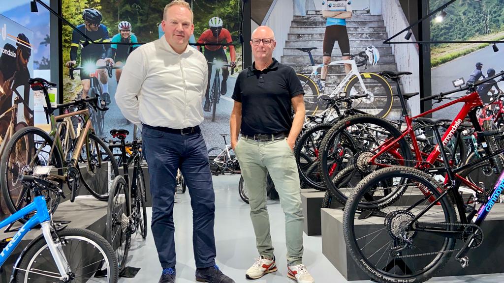 Links directeur-eigenaar Erik Meems van Century Autogroep, rechts Alex Kapma voormalig eigenaar van Velodroom.
