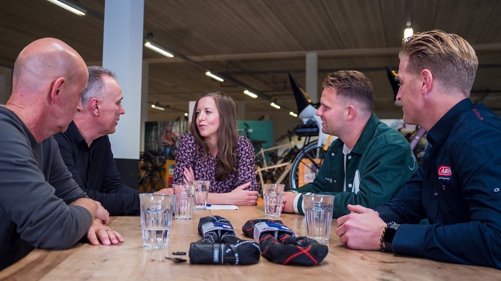 De gasten aan de stamtafel van het vierde Tweewieler Café: (vlnr) Peter van den Brink van Safe, Gerard Nijdam van ANWB/Unigarant, presentatrice Sandy Nijhuis, Lucas Kuin van Fietsenwinkel.nl en Maarten Spanjaart van ABUS.