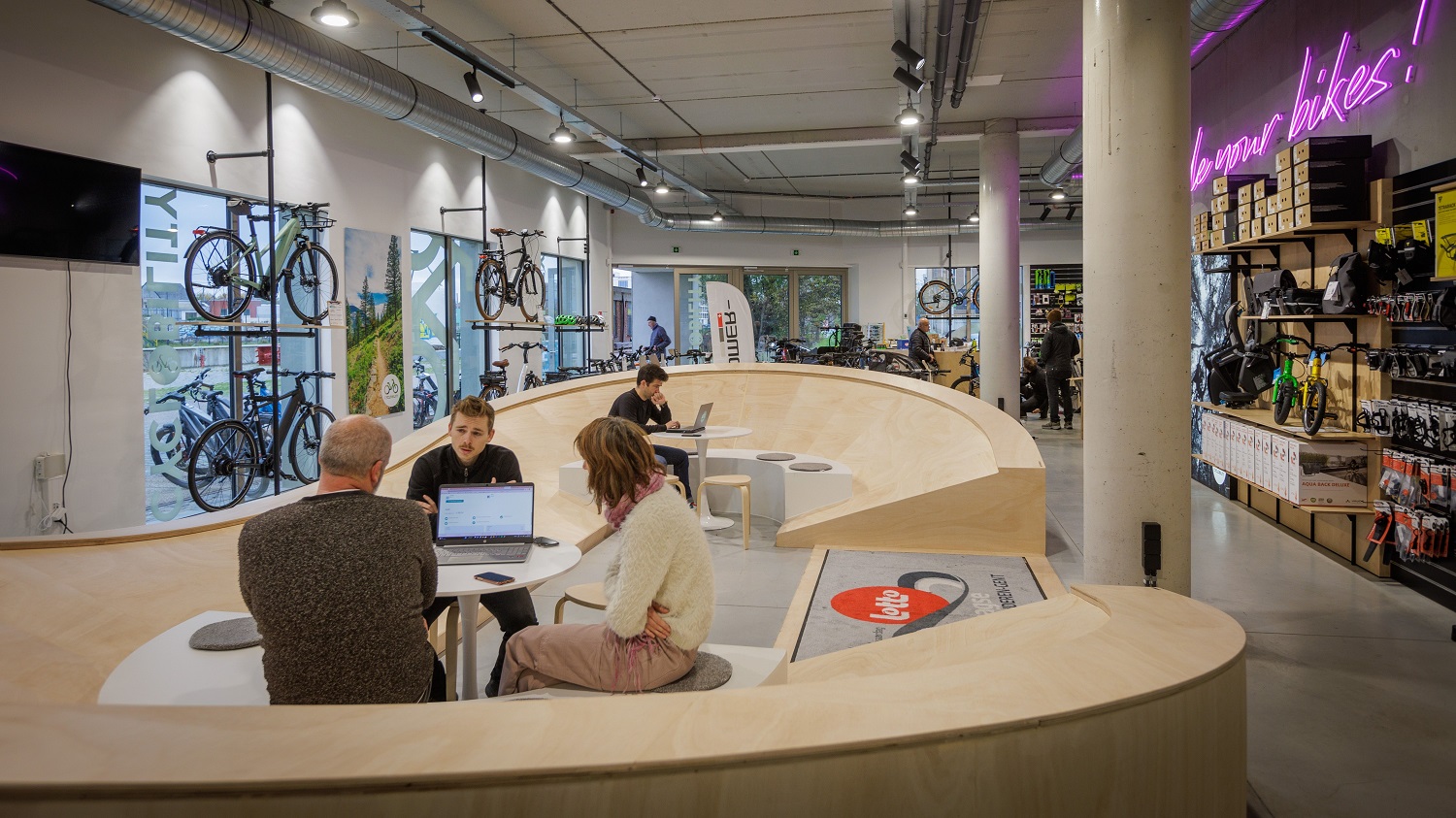 Het nagebouwde Kuipke in het hart van de winkel. (foto's Joost De Bock)