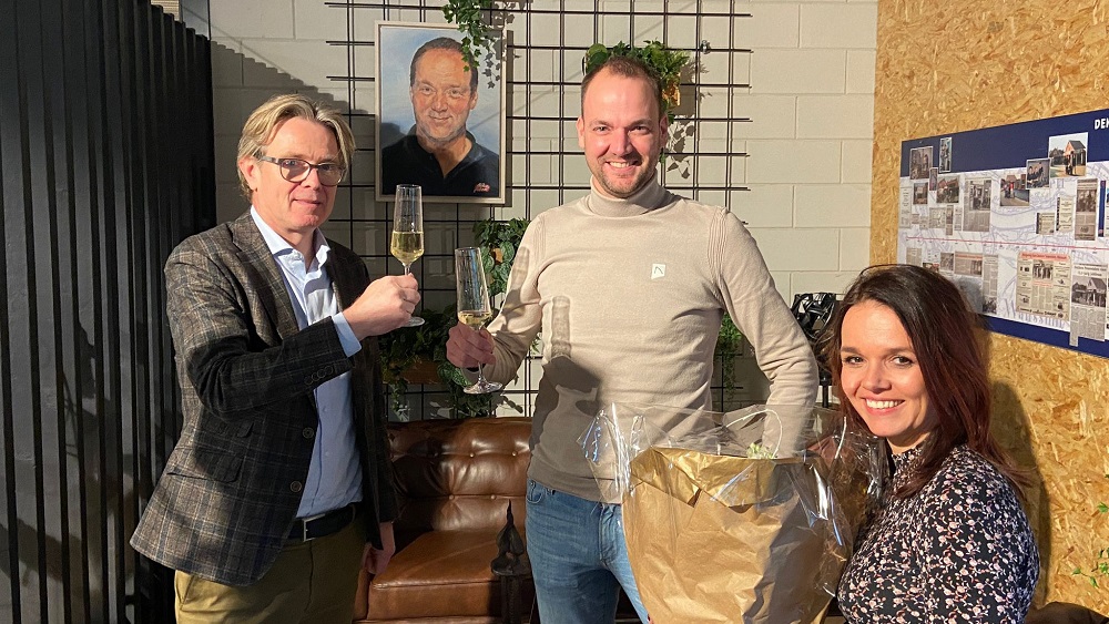 Marc van der Linden van het Limburgse autobedrijf Wealer (links) toost op de samenwerking met Rob en Sandra Dekkers van Dekkers Tweewielers.