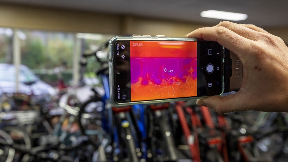 De winkelruit heeft met 13,2 graden Celsius een aanzienlijk lagere temperatuur dan de rest van de winkel. Via het glas gaat veel warmte verloren. (foto's Koos Groenewold)