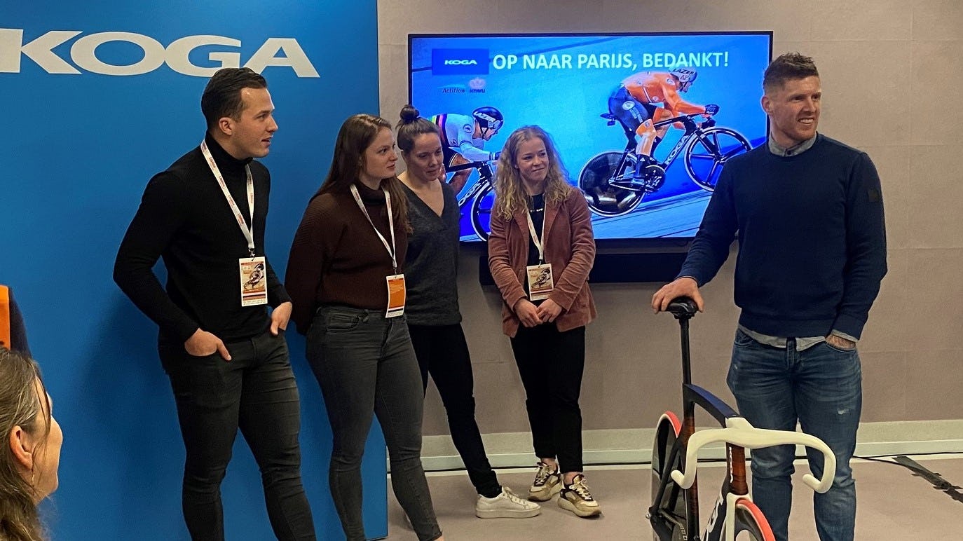 Olympisch kampioen Roy van den Berg is blij met de nieuwe KOGA Kinsei. Samen met teamgenoten onthulde hij de verbeterde fiets.