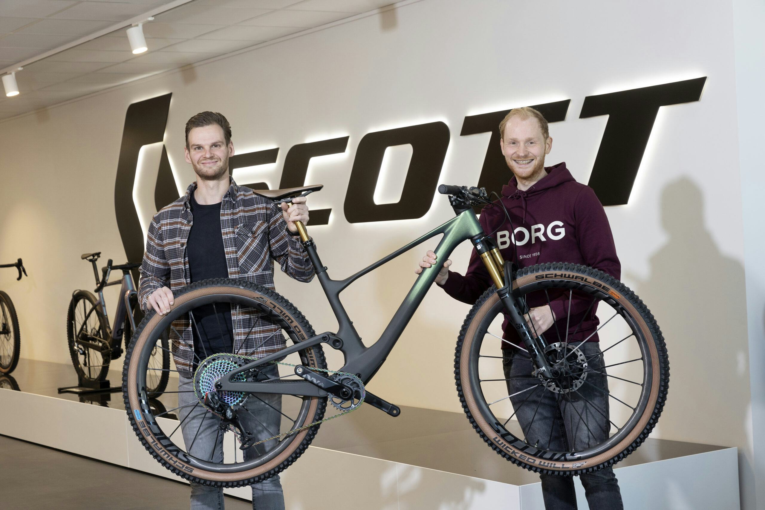 Jorrit Souren (links) en Dennis van Iperen van Scott Benelux in Werkendam. (foto's Roel Dijkstra Fotografie)