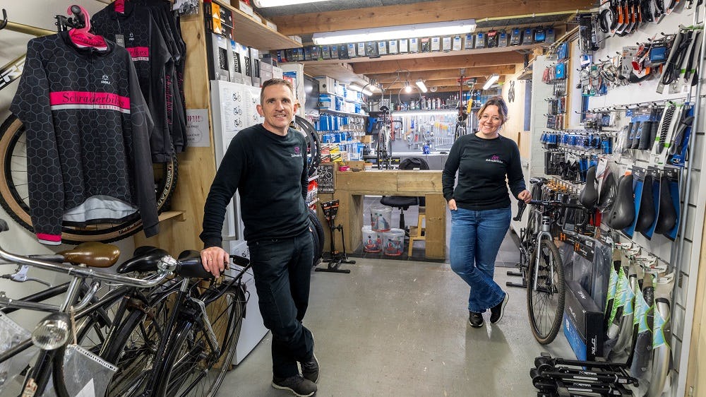 Sinds André in de zaak is gekomen is het aantal klanten verviervoudigd. André doet inmiddels alle reparaties. Jill is iedere dag aanwezig en houdt zich bezig met de administratie en het klantcontact.