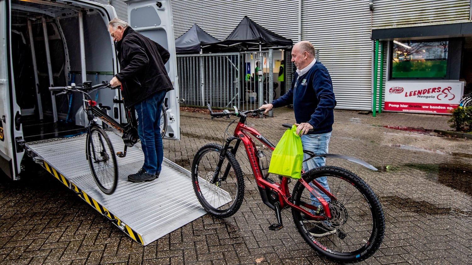 Het kan zijn dat meerdere werknemers een bestelauto doorlopend afwisselend gebruiken. In deze situatie kan het bezwaarlijk zijn de bijtellingsregeling individueel toe te passen. In dat geval moet je eindheffing toepassen voor het privégebruik.