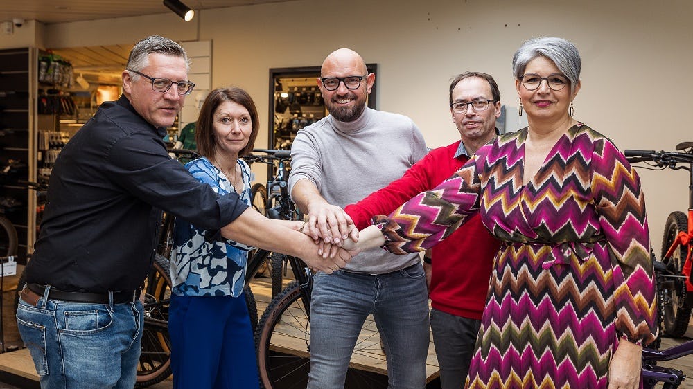 De eigenaren van de 15e en 16e winkel van Wildiers met in het midden Wildiers-CEO Kris Voet. Met links Kurt en Sandra Mondelaers en rechts Ivan Loret en Ann Cuypers-Loret.