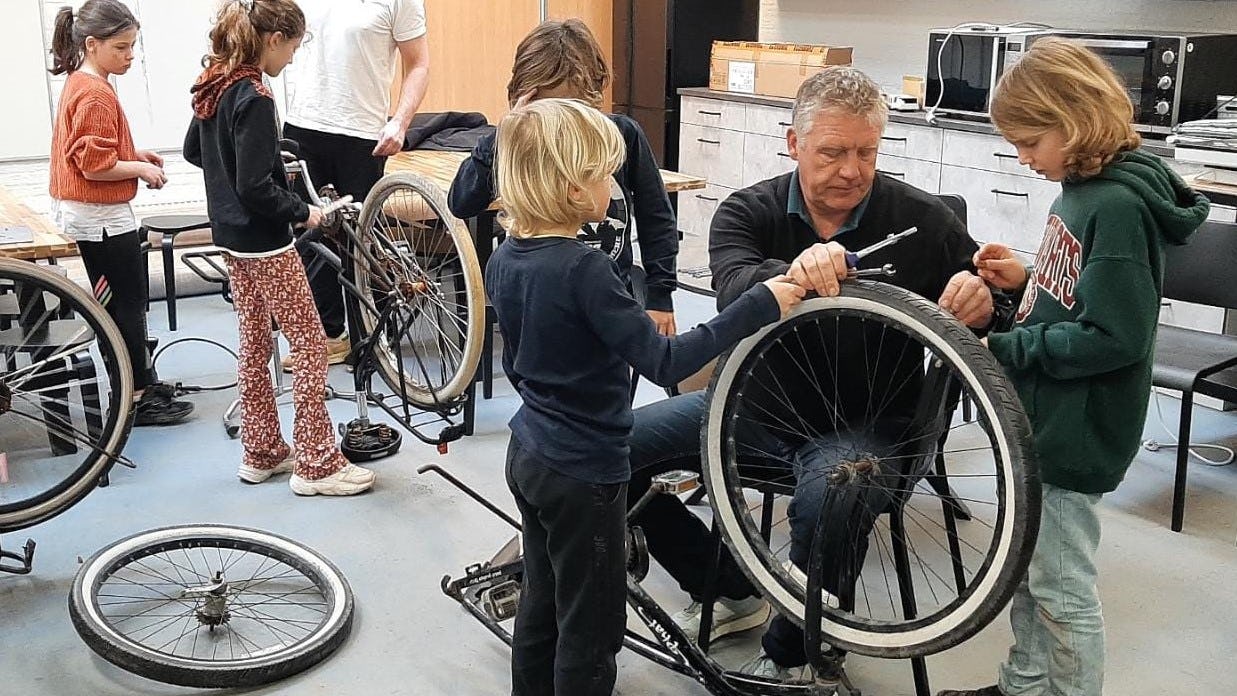 Jaap van den Kommer maakt basisschoolkinderen enthousiast voor het vak