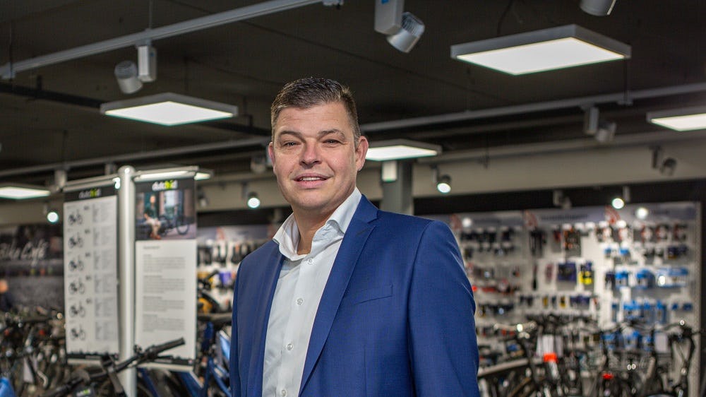 Accountant Marco Polak van H&L Accountants & Belastingadviseurs adviseert om een personeelslid structureel voor gebruikte fietsen aan te nemen. “Die kan zo leren sleutelen en eventueel doorstromen. Ook voor een zaterdaghulp zijn gebruikte fietsen heel leerzaam.” (foto Peter Roek)